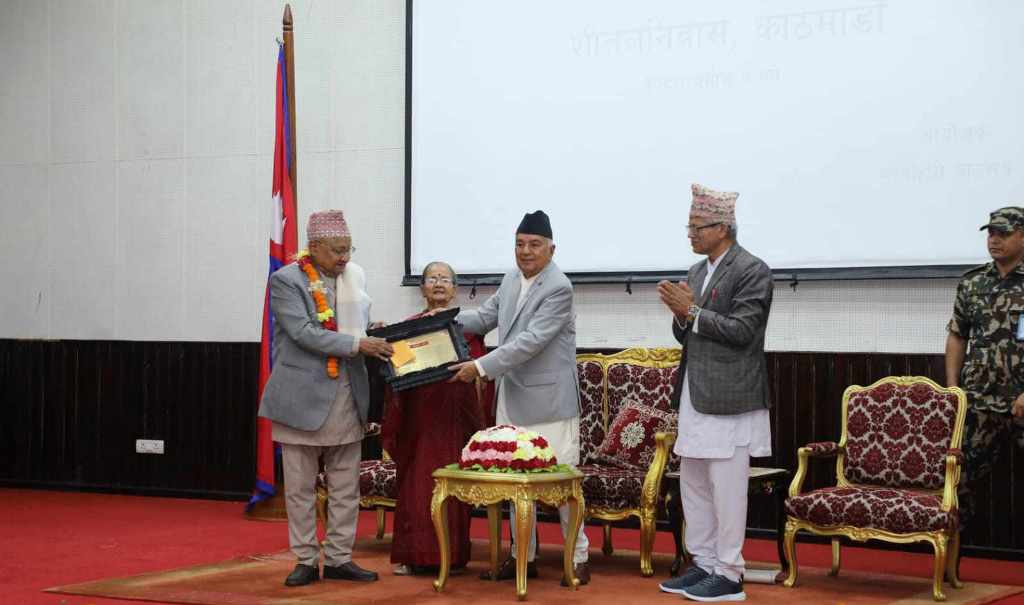 राष्ट्रपति पौडेलद्वारा राष्ट्रकवि माधव घिमिरे पुरस्कार प्रदान