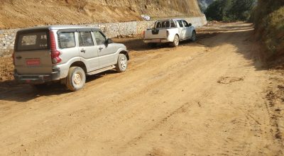 बागलुङका स्थानीय तह सडक मर्मत गर्दै