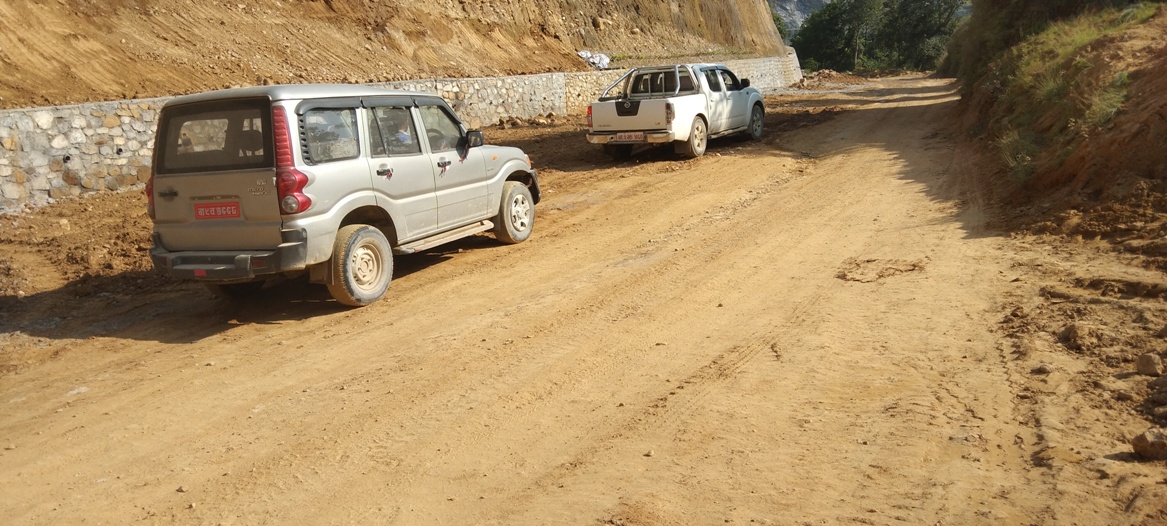 बागलुङका स्थानीय तह सडक मर्मत गर्दै