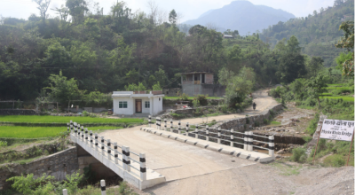 बर्खामा ज्यानको बाजी थापेर खोला तर्ने बाध्यता हट्यो