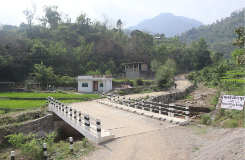 बर्खामा ज्यानको बाजी थापेर खोला तर्ने बाध्यता हट्यो