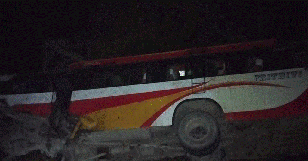 बस दाङमा दुर्घटना