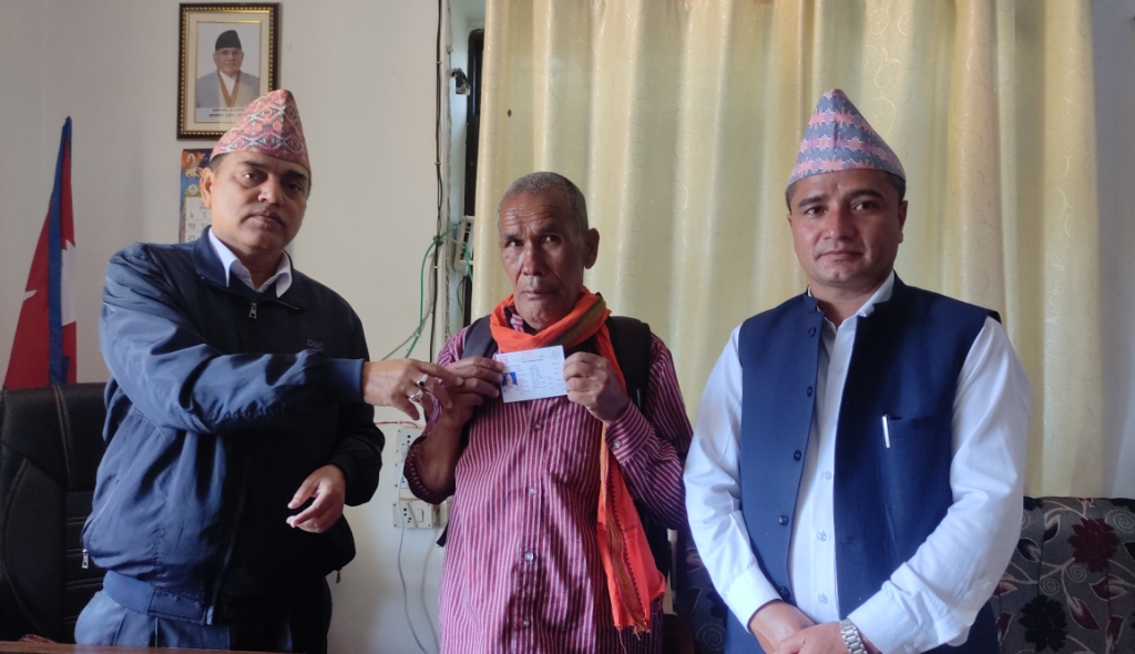 अछामका डम्बर साउदले ७२ वर्षको उमेरमा पाए नागरिकता