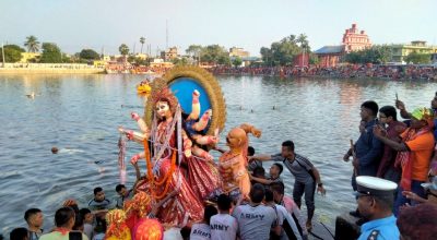 सुरक्षाकर्मी परिचालन गरेर दुर्गा मूर्ति विसर्जन