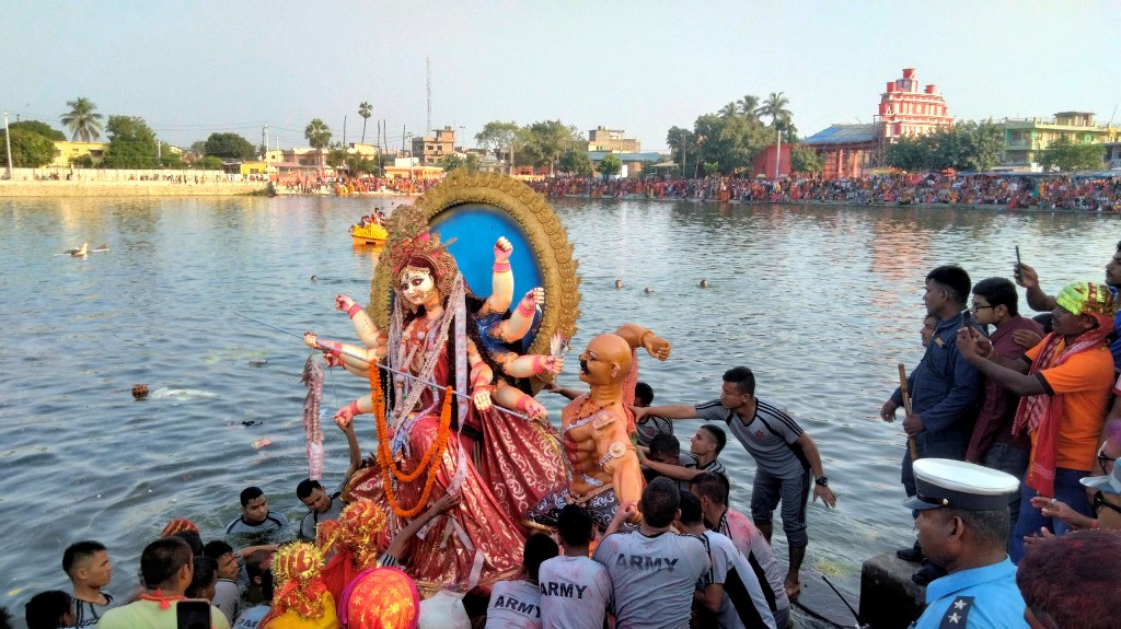 सुरक्षाकर्मी परिचालन गरेर दुर्गा मूर्ति विसर्जन