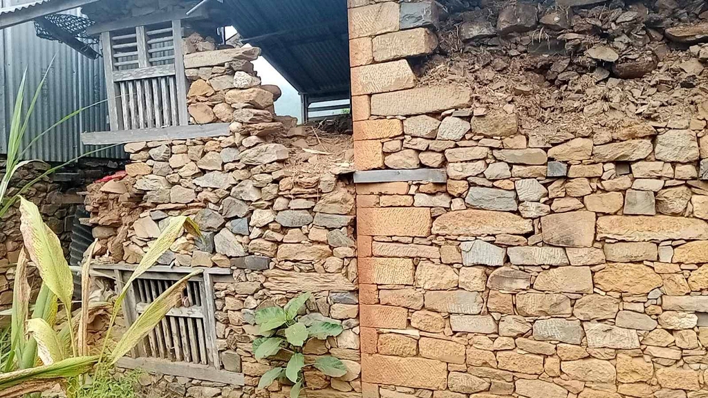 भूकम्पका कारण धादिङमा २० घर भत्किए