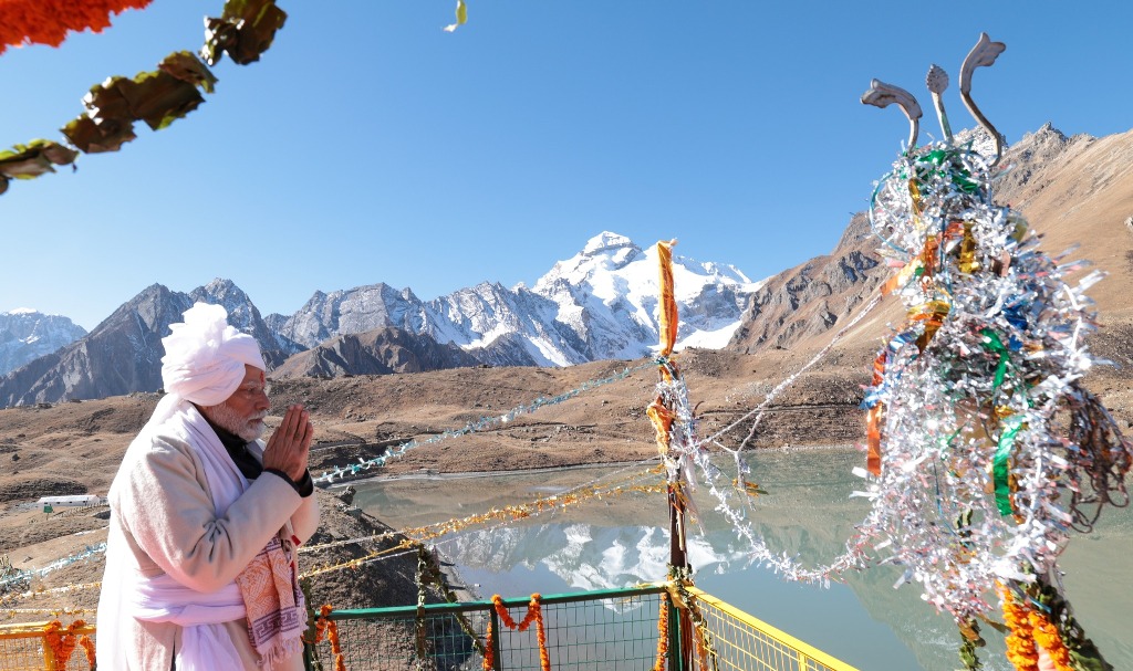 भारतीय प्रधानमन्त्री मोदीद्वारा पार्वती कुण्ड र आदि कैलाशको दर्शन