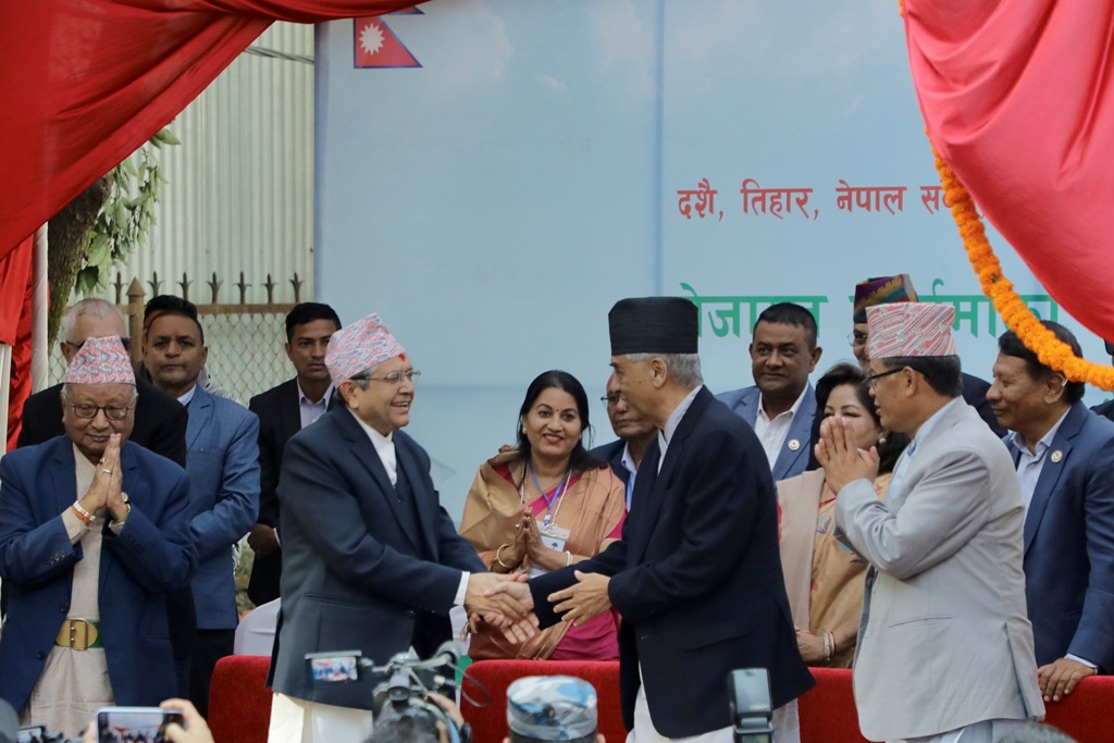 काँग्रेसको चियापान देउवा र देवराज घिमिरे 