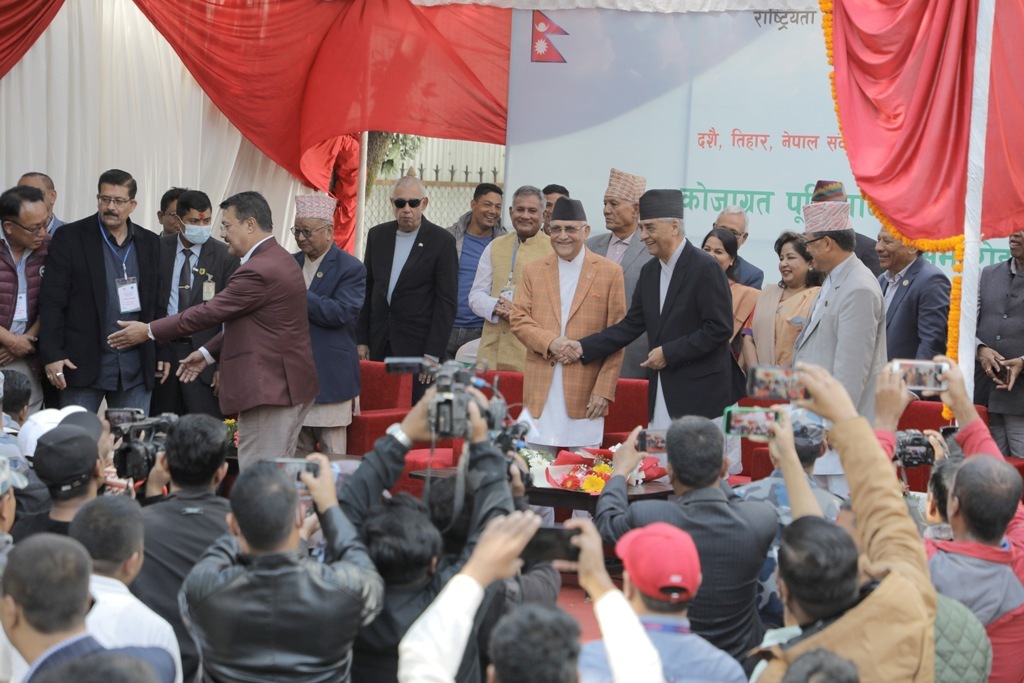 काँग्रेसको चियापान देउवा र केपी ओली 