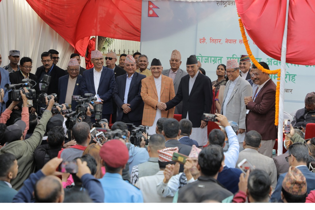 काँग्रेसको चियापान देउवा र केपी ओली 