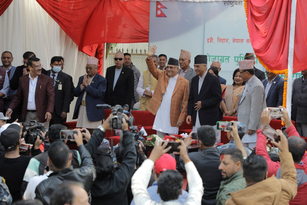 काँग्रेसको चियापान देउवा र केपी ओली 