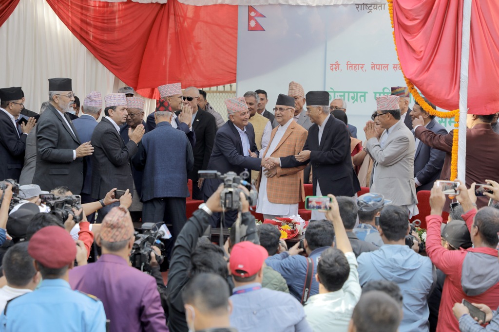 काँग्रेसको चियापान देउवा र केपी ओली 