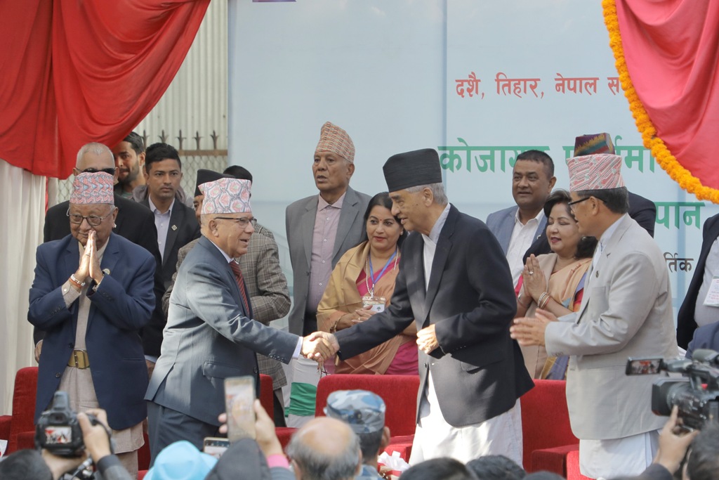 काँग्रेसको चियापान देउवा र माधव नेपाल 