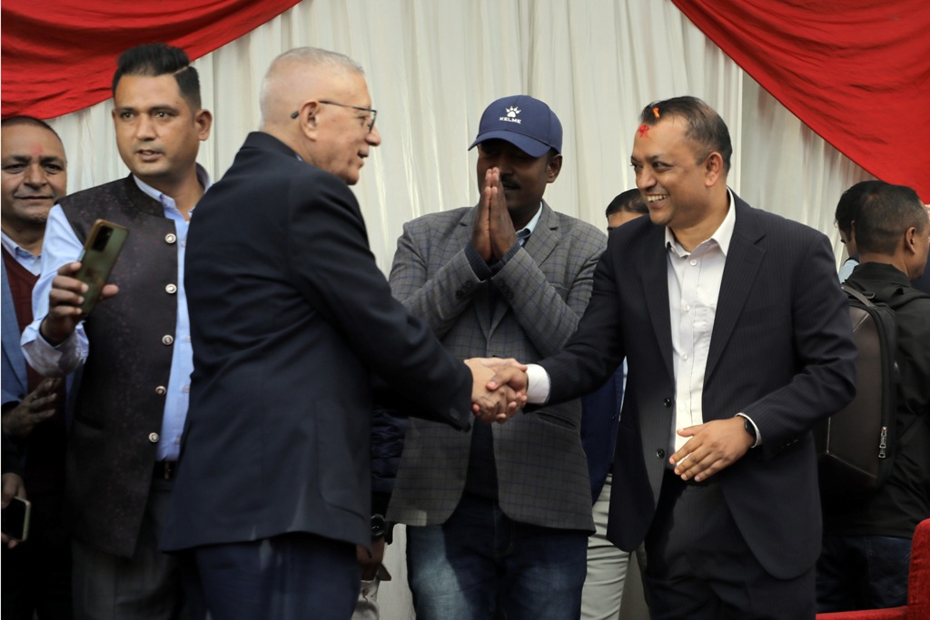 काँग्रेसको चियापान शेखर कोइराला र गगन थापा 