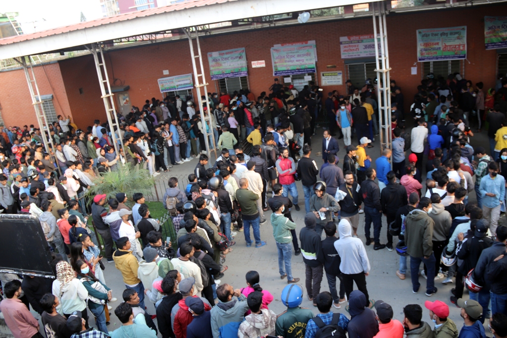 नयाँ बसपार्कमा दसैँका लागि अग्रिम टिकट लिनेको भीड 