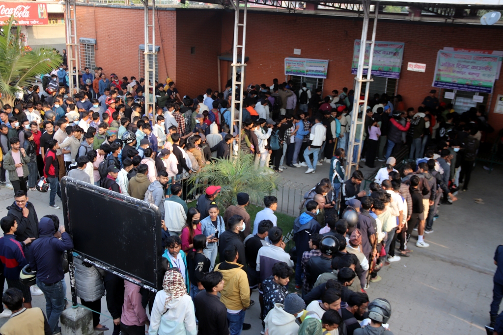 नयाँ बसपार्कमा दसैँका लागि अग्रिम टिकट लिनेको भीड 