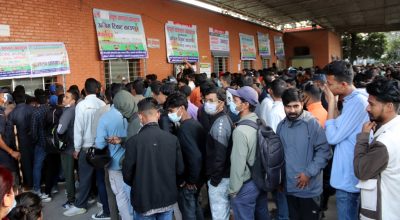 नयाँ बसपार्कमा दसैँका लागि अग्रिम टिकट लिनेको भीड