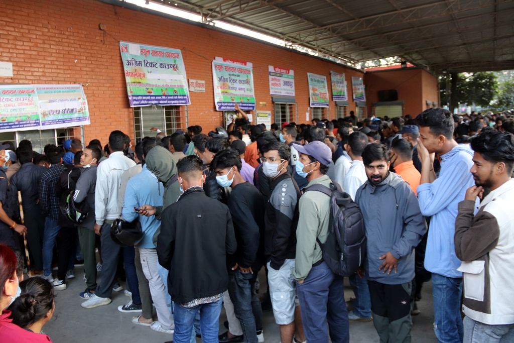 नयाँ बसपार्कमा दसैँका लागि अग्रिम टिकट लिनेको भीड