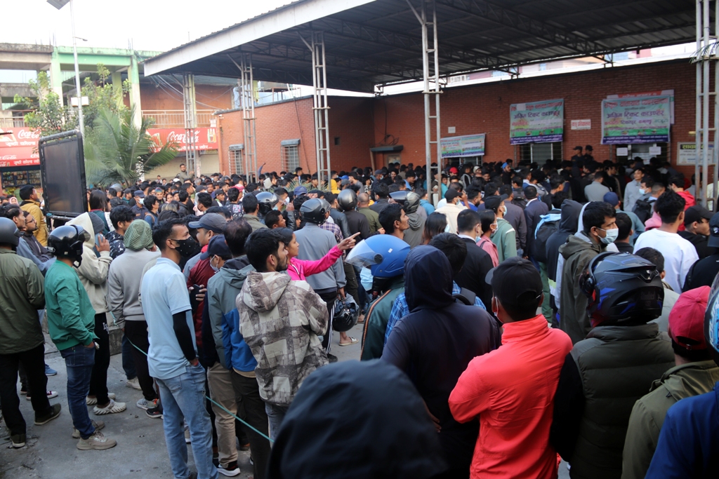 नयाँ बसपार्कमा दसैँका लागि अग्रिम टिकट लिनेको भीड 