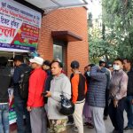 नयाँ बसपार्कमा दसैँका लागि अग्रिम टिकट लिनेको भीड