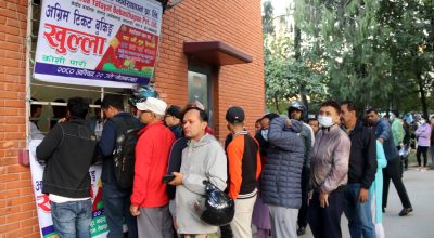 नयाँ बसपार्कमा दसैँका लागि अग्रिम टिकट लिनेको भीड