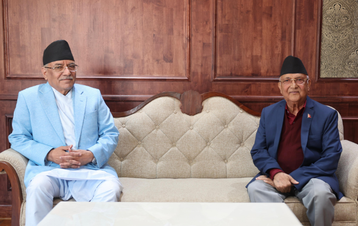 सिंहदरवारमा प्रधानमन्त्री प्रचण्ड र केपी ओलीबीच भेटवार्ता