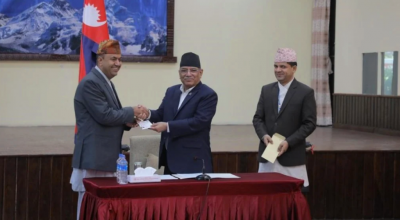 प्रधानमन्त्री प्रचण्डद्वारा कुल आचार्यलाई पहिलो गैरआवासीय नेपाली नागरिकता प्रदान