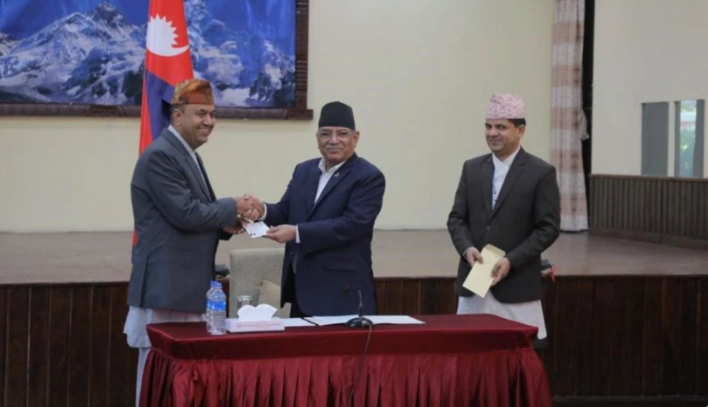 प्रधानमन्त्री प्रचण्डद्वारा कुल आचार्यलाई पहिलो गैरआवासीय नेपाली नागरिकता प्रदान