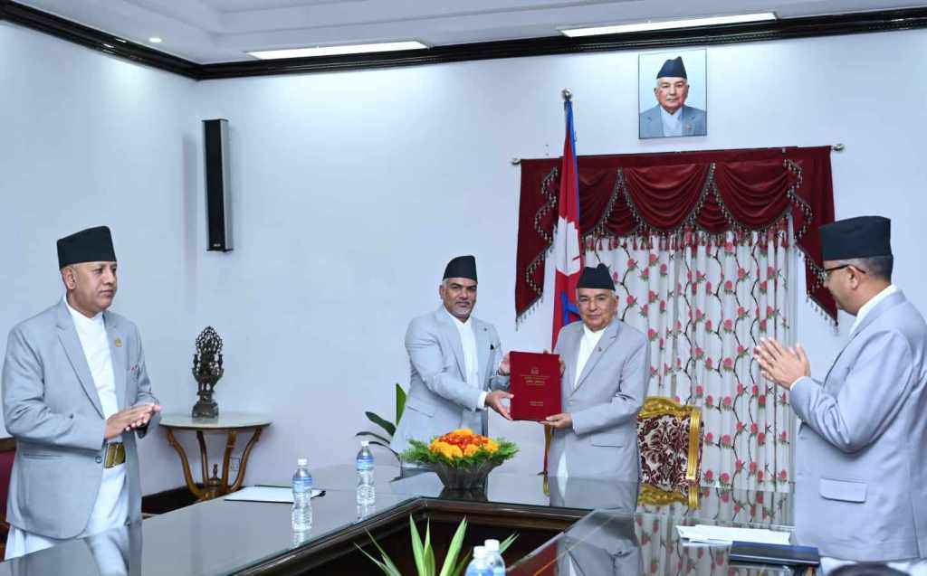 राष्ट्रपति रामचन्द्र पौडेलसमक्ष मुस्लिम आयोगको प्रतिवेदन पेश