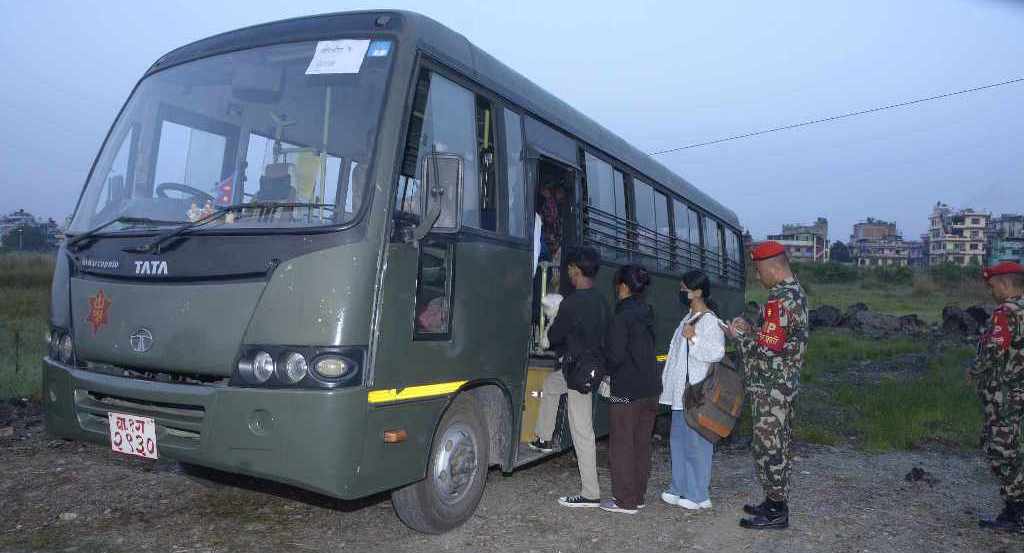 आर्मी बस