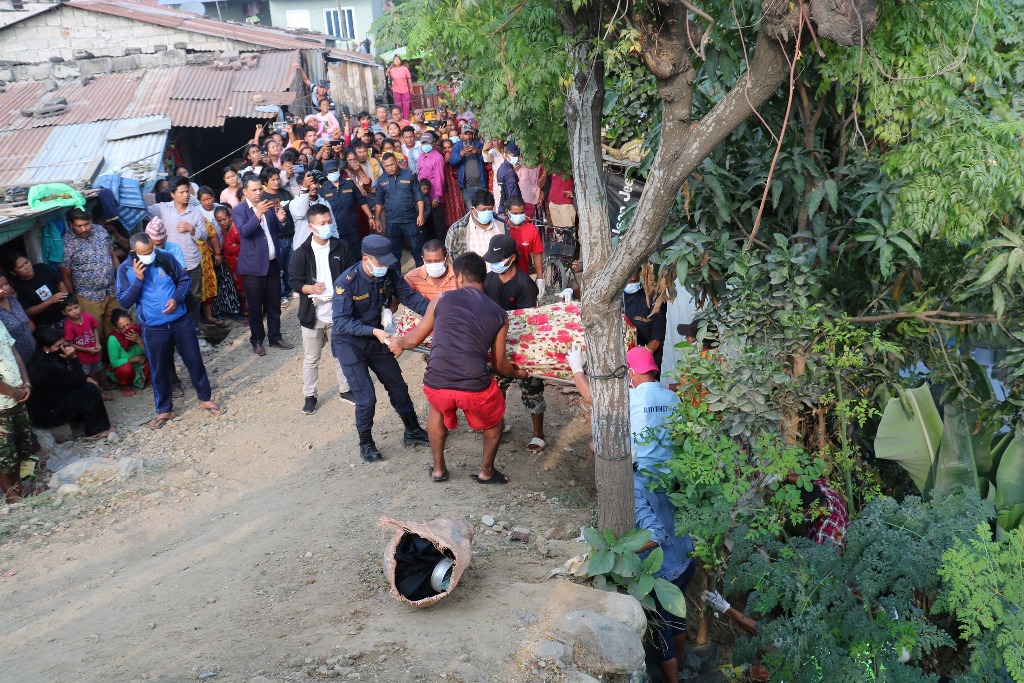 बोरामा बाँधेर फालेको अवस्थामा चितवनमा दुई शव फेला