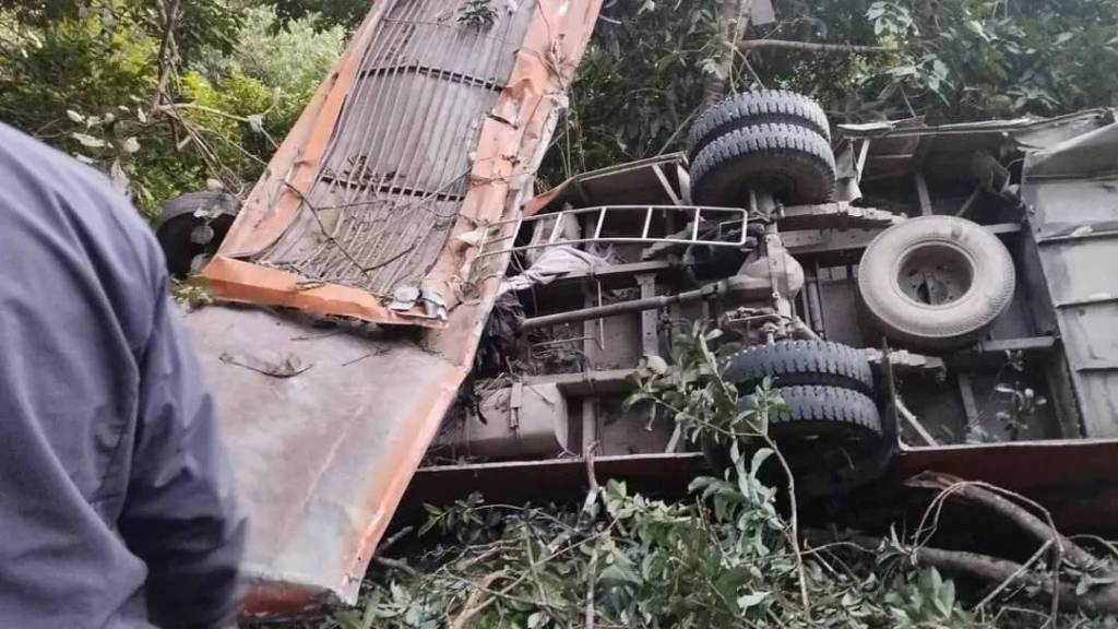 कोल्बुङ बस दुर्घटना