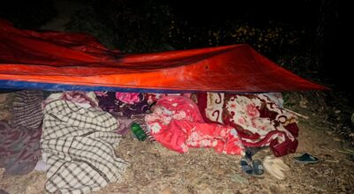 खुला आकाश मुनि रात बिताउँदा...