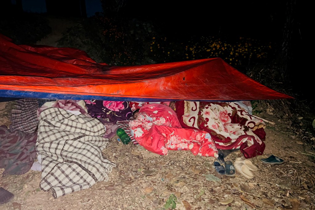 खुला आकाश मुनि रात बिताउँदा...