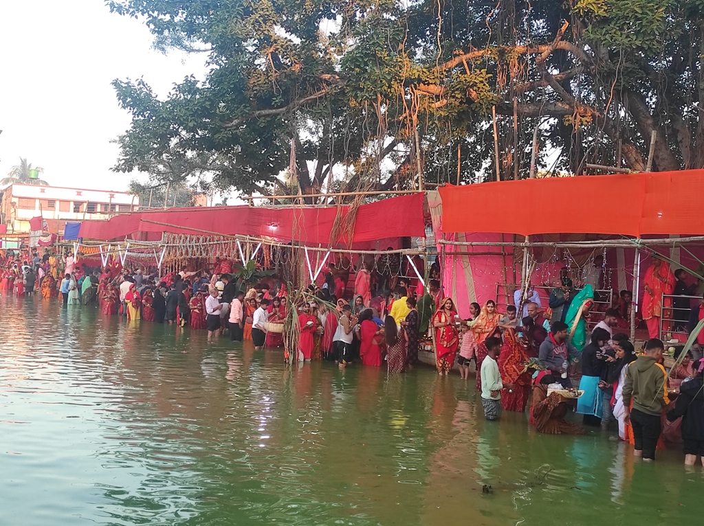 उदाउँदो सूर्यलाई अघ्र्य दिँइ यसरी गरियो छठ पर्वको समापन