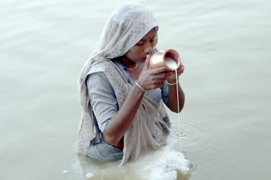 उदाउँदो सूर्यलाई अघ्र्य दिँइ यसरी गरियो छठ पर्वको समापन