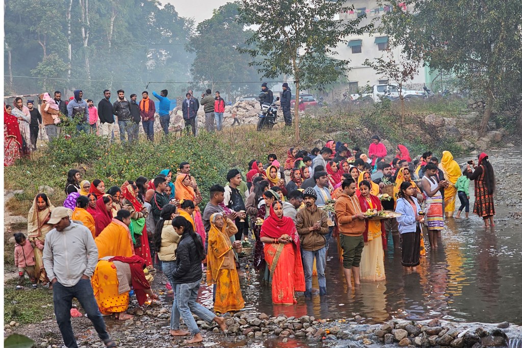 उदाउँदो सूर्यलाई अघ्र्य दिँइ यसरी गरियो छठ पर्वको समापन