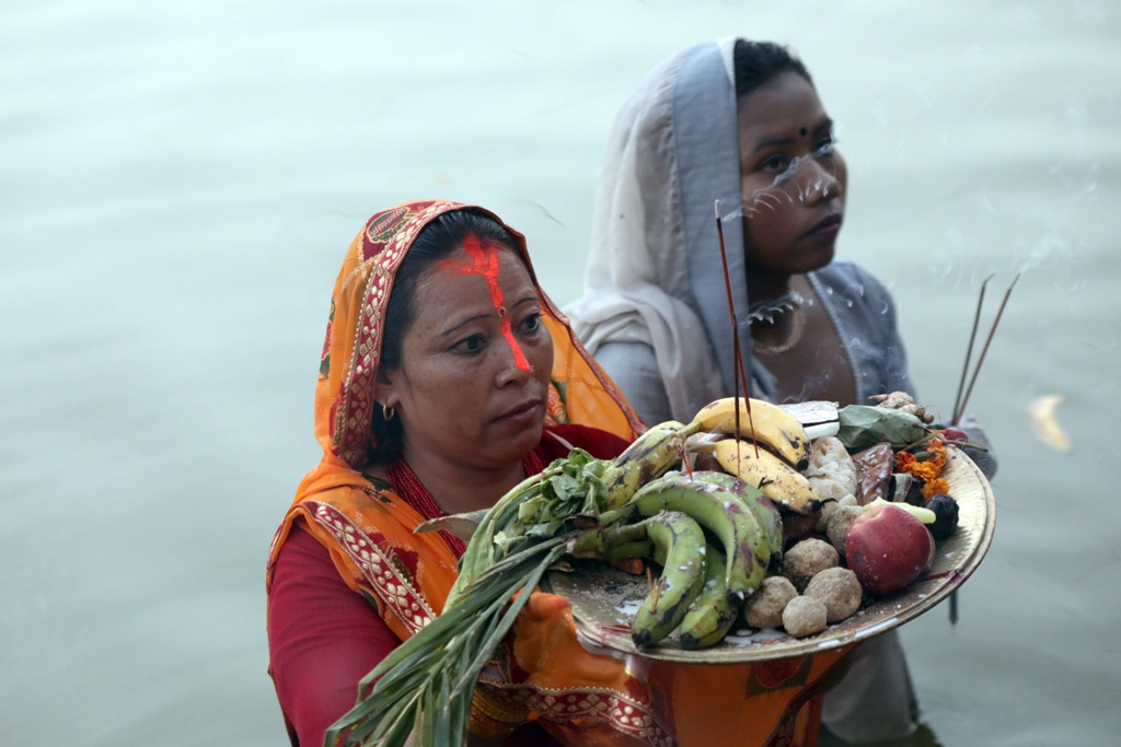 उदाउँदो सूर्यलाई अघ्र्य दिँइ यसरी गरियो छठ पर्वको समापन