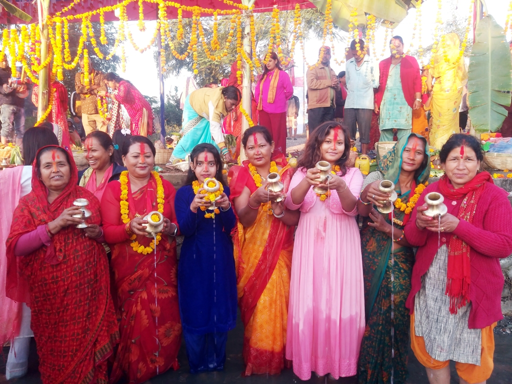 उदाउँदो सूर्यलाई अघ्र्य दिँइ यसरी गरियो छठ पर्वको समापन