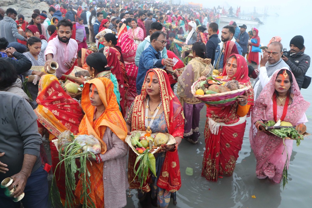 उदाउँदो सूर्यलाई अघ्र्य दिँइ यसरी गरियो छठ पर्वको समापन