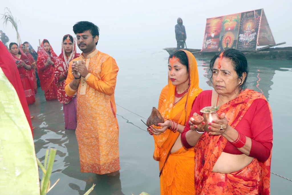 उदाउँदो सूर्यलाई अघ्र्य दिँइ यसरी गरियो छठ पर्वको समापन