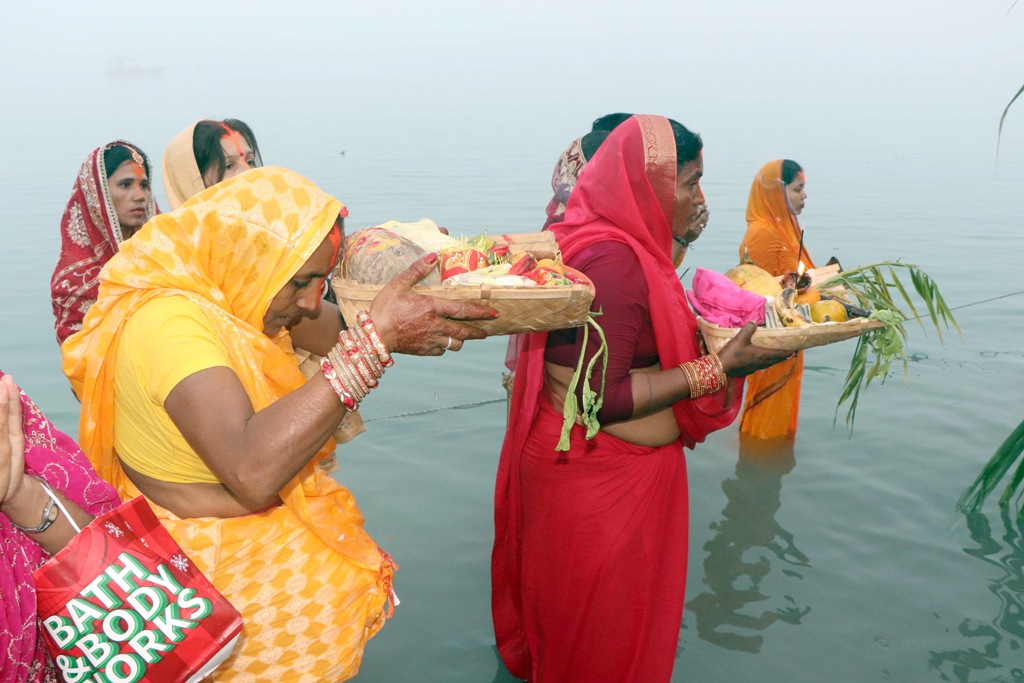 उदाउँदो सूर्यलाई अघ्र्य दिँइ यसरी गरियो छठ पर्वको समापन
