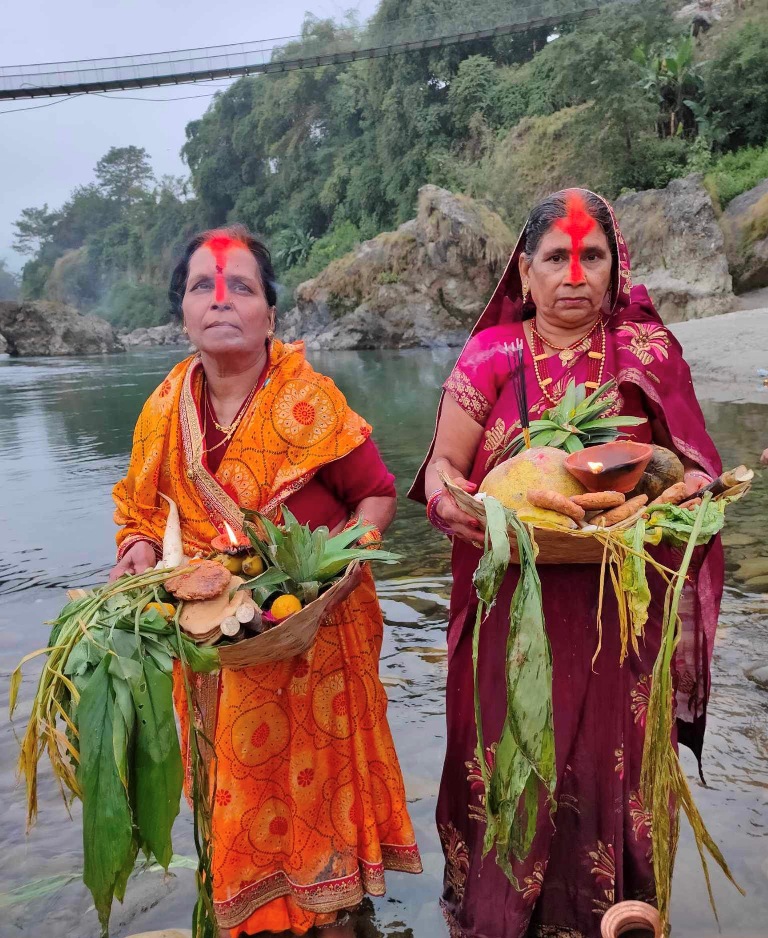 उदाउँदो सूर्यलाई अघ्र्य दिँइ यसरी गरियो छठ पर्वको समापन