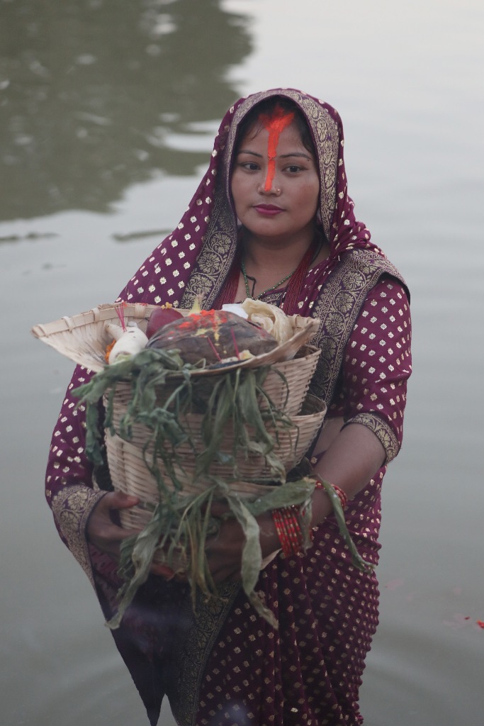 उदाउँदो सूर्यलाई अघ्र्य दिँइ यसरी गरियो छठ पर्वको समापन