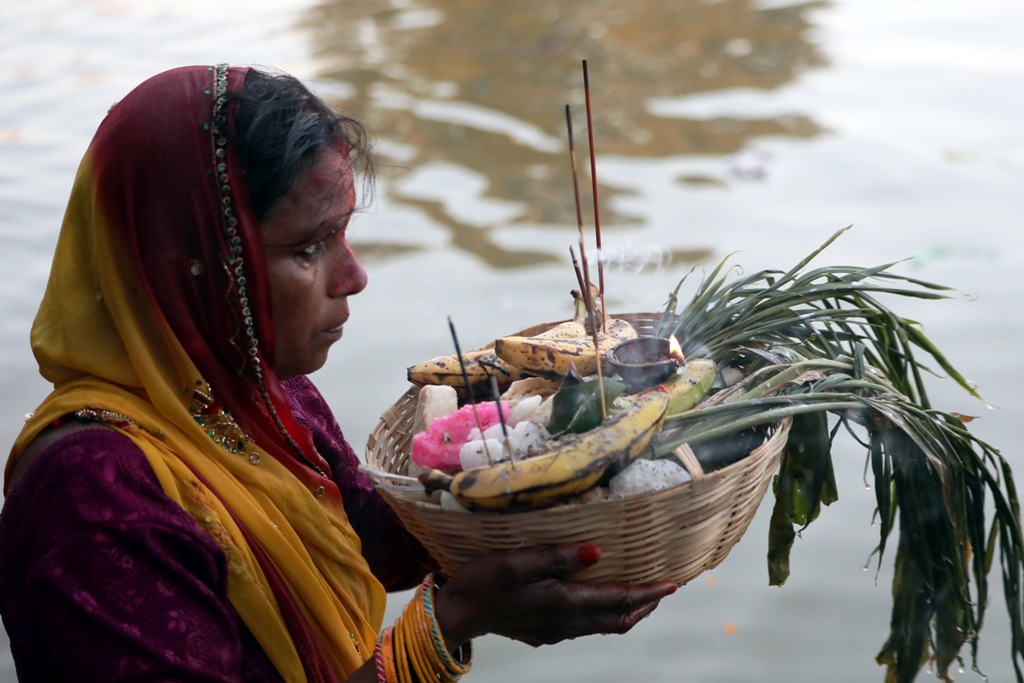 उदाउँदो सूर्यलाई अघ्र्य दिँइ यसरी गरियो छठ पर्वको समापन