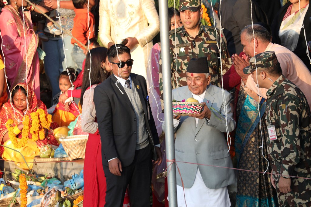 रामचन्द्र पौडेलद्वारा छठीमाताको पूजा