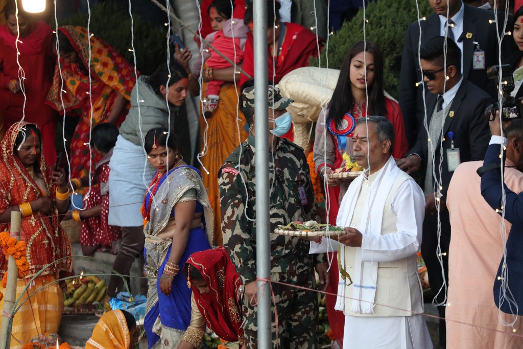 रामसहायप्रसाद यादवद्वारा छठीमाताको पूजा