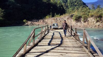 तमोर नदीमा काठको पुल निर्माण