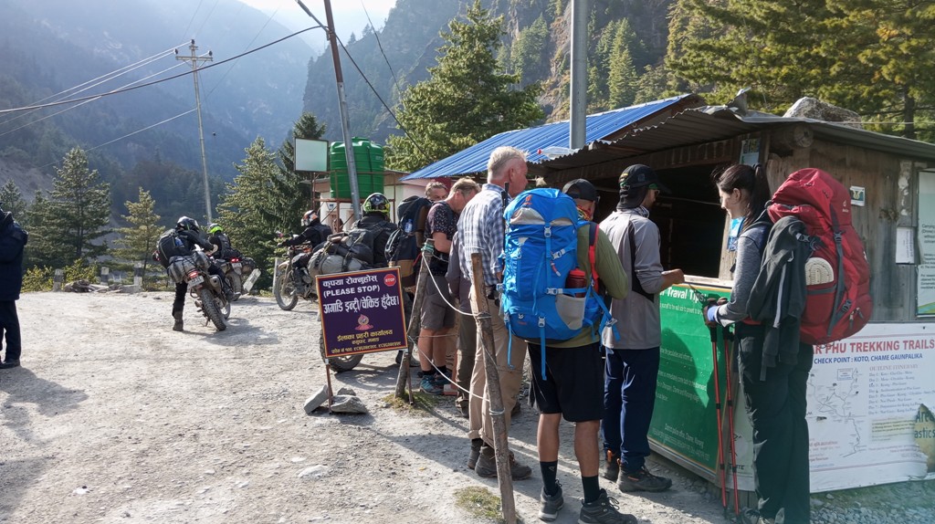 मनाङमा पर्यटक