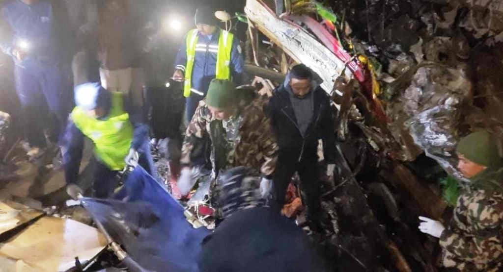 बस र ट्रक आपसमा ठोक्किंदा